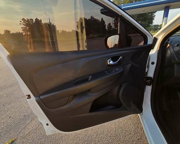 Білий Рено Кліо, об'ємом двигуна 1.46 л та пробігом 195 тис. км за 8700 $, фото 15 на Automoto.ua