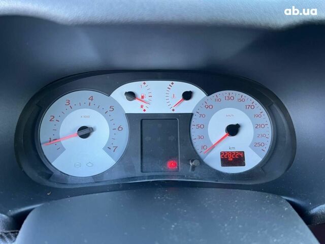 Бежевый Рено Клио, объемом двигателя 1.4 л и пробегом 228 тыс. км за 2790 $, фото 20 на Automoto.ua