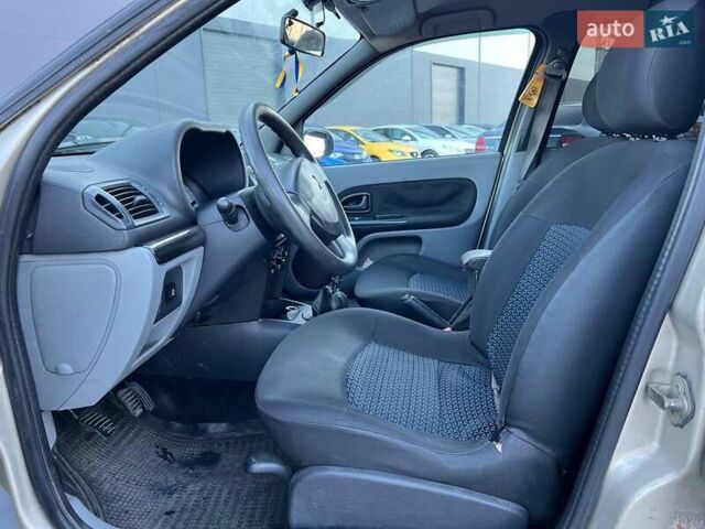 Бежевый Рено Клио, объемом двигателя 1.4 л и пробегом 228 тыс. км за 2790 $, фото 18 на Automoto.ua