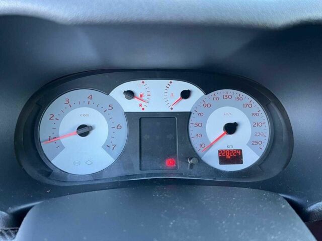 Бежевый Рено Клио, объемом двигателя 1.4 л и пробегом 228 тыс. км за 2790 $, фото 20 на Automoto.ua