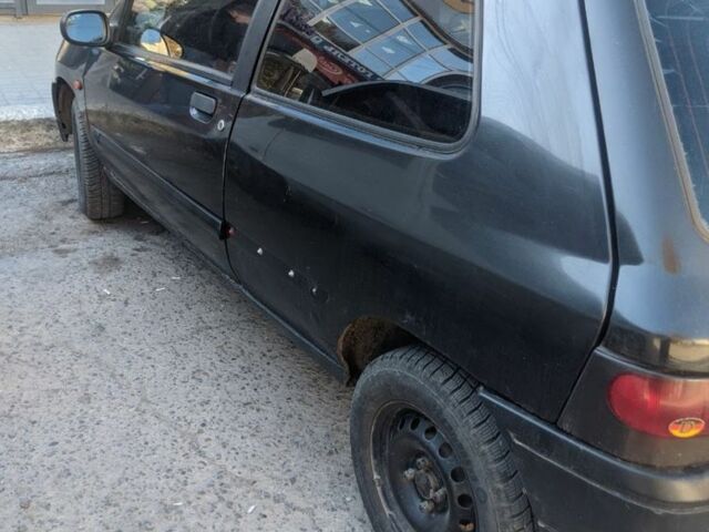 Черный Рено Клио, объемом двигателя 0 л и пробегом 200 тыс. км за 1300 $, фото 2 на Automoto.ua