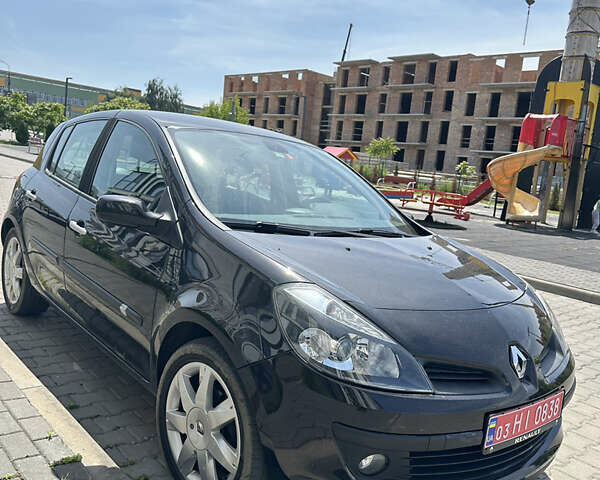 Черный Рено Клио, объемом двигателя 1.6 л и пробегом 160 тыс. км за 6100 $, фото 2 на Automoto.ua