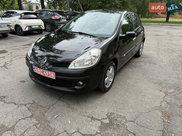 Черный Рено Клио, объемом двигателя 1.6 л и пробегом 235 тыс. км за 6600 $, фото 5 на Automoto.ua