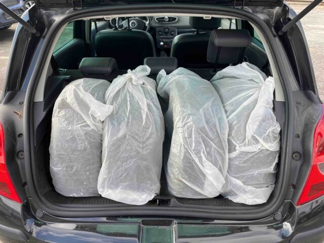 Черный Рено Клио, объемом двигателя 1.6 л и пробегом 275 тыс. км за 5500 $, фото 19 на Automoto.ua