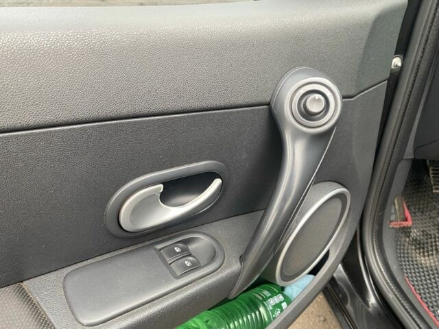 Черный Рено Клио, объемом двигателя 1.4 л и пробегом 310 тыс. км за 5300 $, фото 9 на Automoto.ua