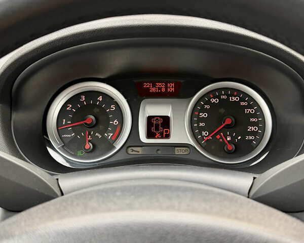 Черный Рено Клио, объемом двигателя 1.6 л и пробегом 221 тыс. км за 5500 $, фото 12 на Automoto.ua