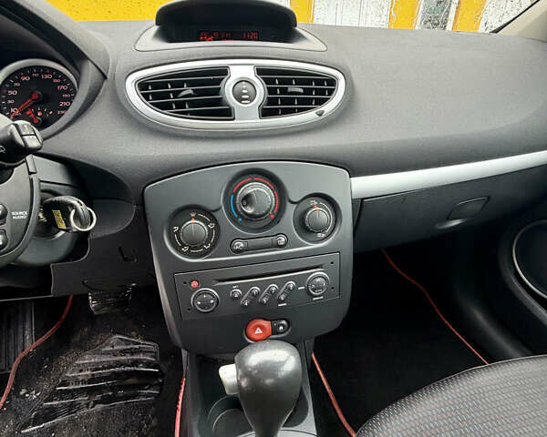 Черный Рено Клио, объемом двигателя 1.6 л и пробегом 221 тыс. км за 5500 $, фото 13 на Automoto.ua