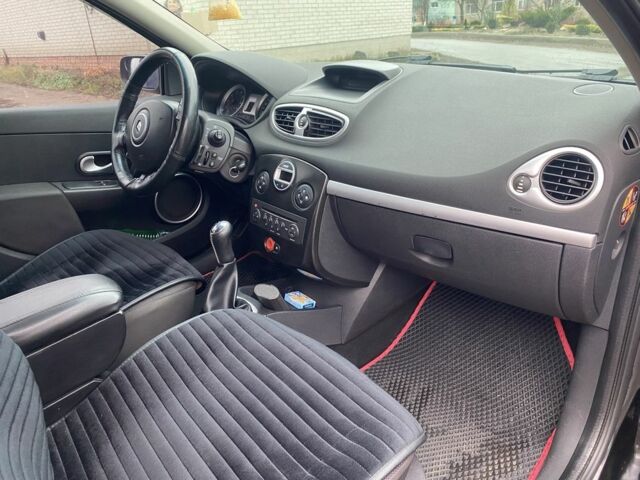 Черный Рено Клио, объемом двигателя 1.4 л и пробегом 310 тыс. км за 5300 $, фото 12 на Automoto.ua