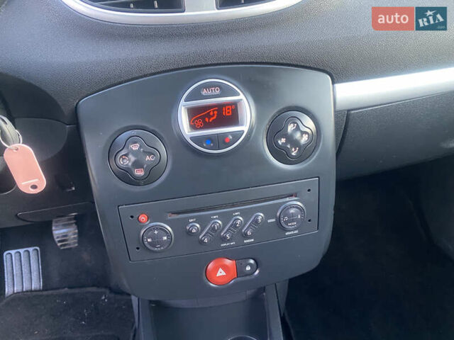 Черный Рено Клио, объемом двигателя 1.2 л и пробегом 181 тыс. км за 4450 $, фото 13 на Automoto.ua