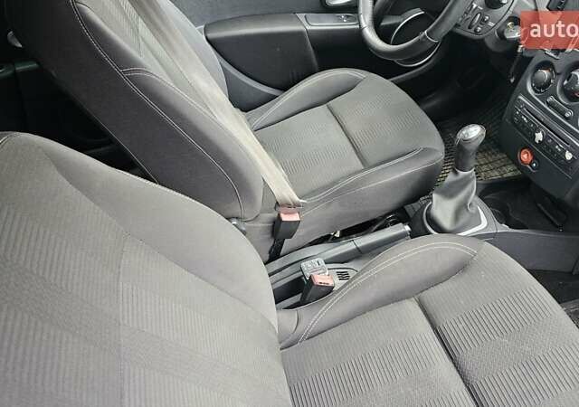 Черный Рено Клио, объемом двигателя 1.2 л и пробегом 176 тыс. км за 4700 $, фото 8 на Automoto.ua