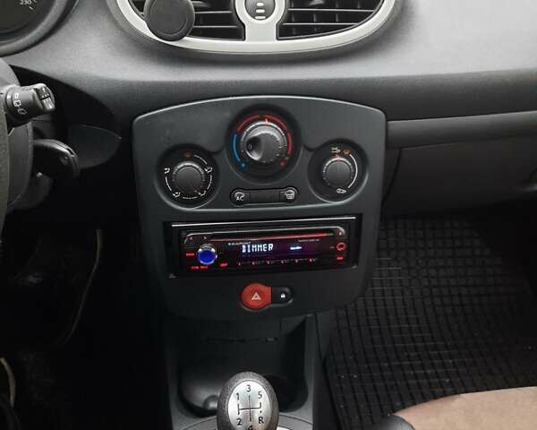 Черный Рено Клио, объемом двигателя 1.1 л и пробегом 110 тыс. км за 4550 $, фото 23 на Automoto.ua