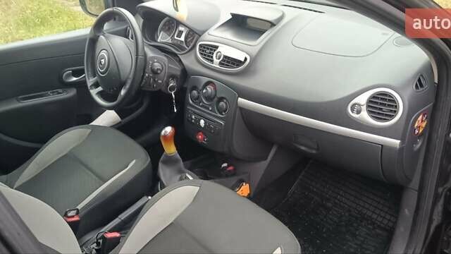 Черный Рено Клио, объемом двигателя 1.5 л и пробегом 290 тыс. км за 5450 $, фото 2 на Automoto.ua