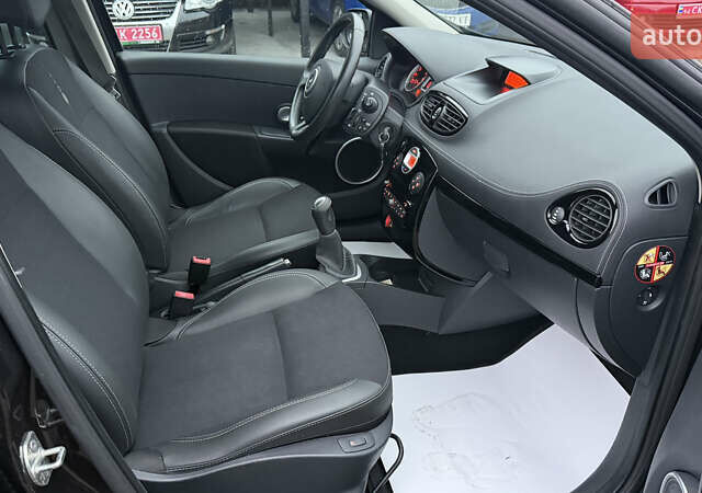 Черный Рено Клио, объемом двигателя 1.2 л и пробегом 240 тыс. км за 5750 $, фото 24 на Automoto.ua