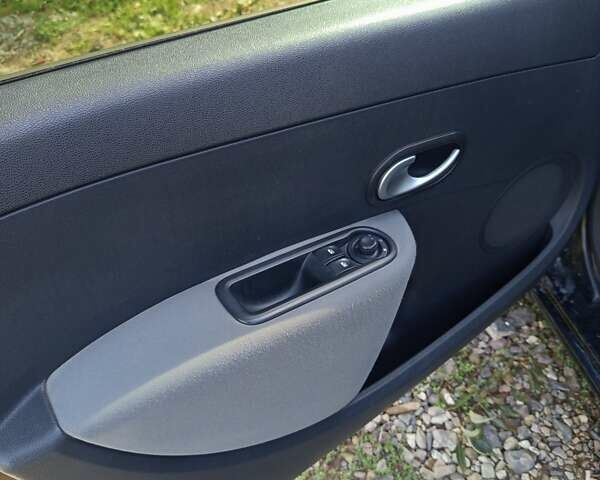 Черный Рено Клио, объемом двигателя 1.5 л и пробегом 293 тыс. км за 4800 $, фото 24 на Automoto.ua