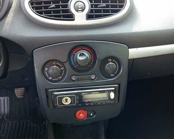 Черный Рено Клио, объемом двигателя 1.5 л и пробегом 293 тыс. км за 4800 $, фото 9 на Automoto.ua