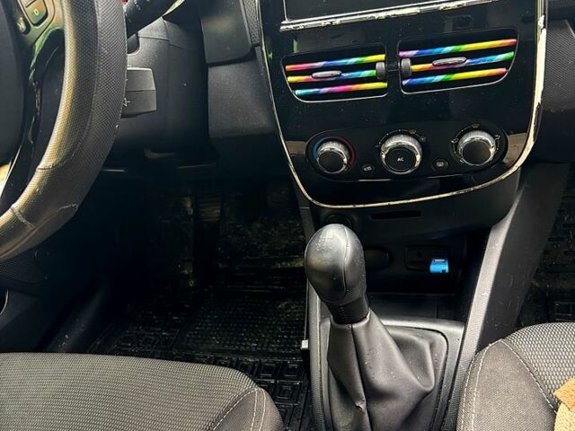 Черный Рено Клио, объемом двигателя 1.5 л и пробегом 200 тыс. км за 7100 $, фото 6 на Automoto.ua