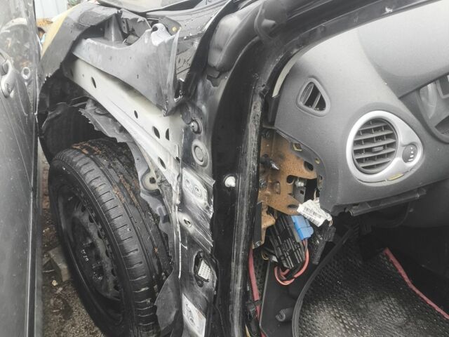 Черный Рено Клио, объемом двигателя 1.5 л и пробегом 340 тыс. км за 1750 $, фото 4 на Automoto.ua