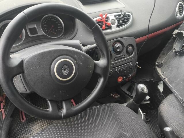 Черный Рено Клио, объемом двигателя 1.5 л и пробегом 340 тыс. км за 1750 $, фото 7 на Automoto.ua