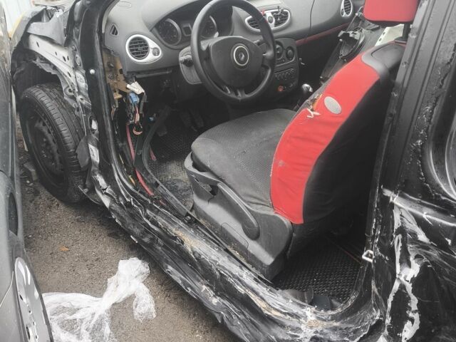 Черный Рено Клио, объемом двигателя 1.5 л и пробегом 340 тыс. км за 1750 $, фото 2 на Automoto.ua