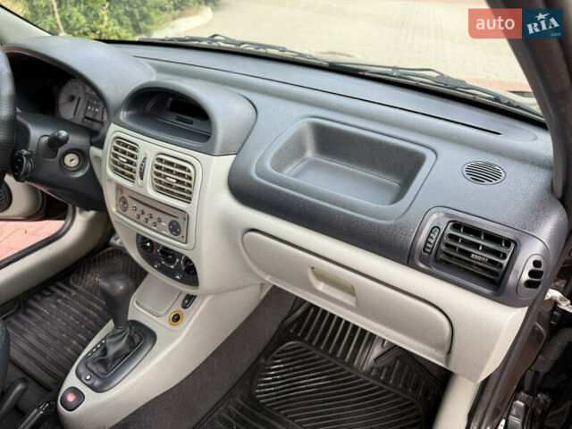 Черный Рено Клио, объемом двигателя 1.4 л и пробегом 210 тыс. км за 3999 $, фото 47 на Automoto.ua