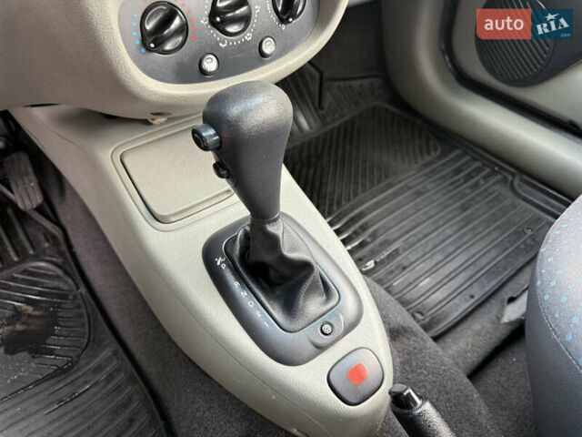 Черный Рено Клио, объемом двигателя 1.4 л и пробегом 210 тыс. км за 3999 $, фото 41 на Automoto.ua