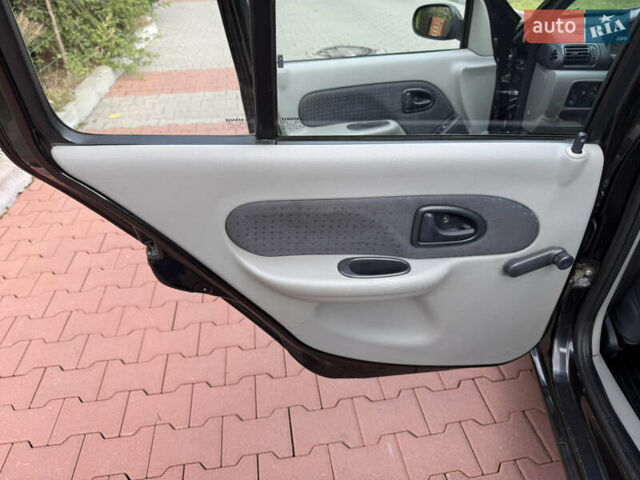 Черный Рено Клио, объемом двигателя 1.4 л и пробегом 210 тыс. км за 3999 $, фото 43 на Automoto.ua