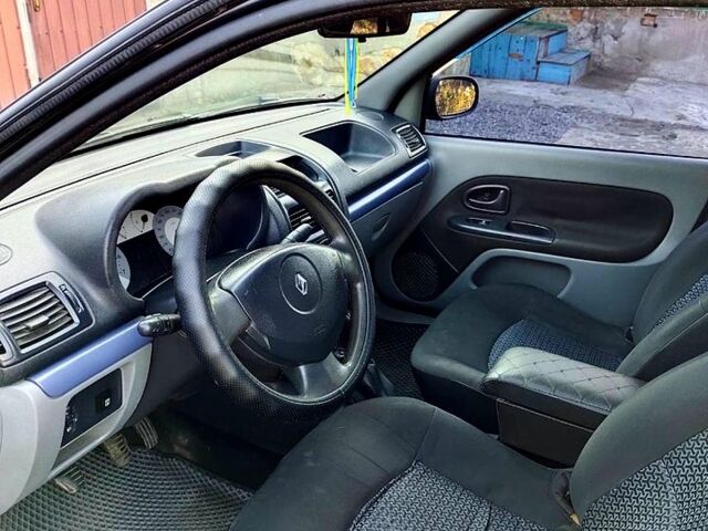 Черный Рено Клио, объемом двигателя 1.4 л и пробегом 300 тыс. км за 3200 $, фото 2 на Automoto.ua