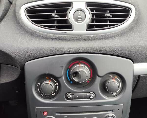 Черный Рено Клио, объемом двигателя 1.1 л и пробегом 222 тыс. км за 4699 $, фото 27 на Automoto.ua