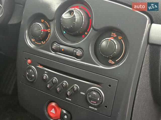 Чорний Рено Кліо, об'ємом двигуна 1.6 л та пробігом 191 тис. км за 5390 $, фото 19 на Automoto.ua