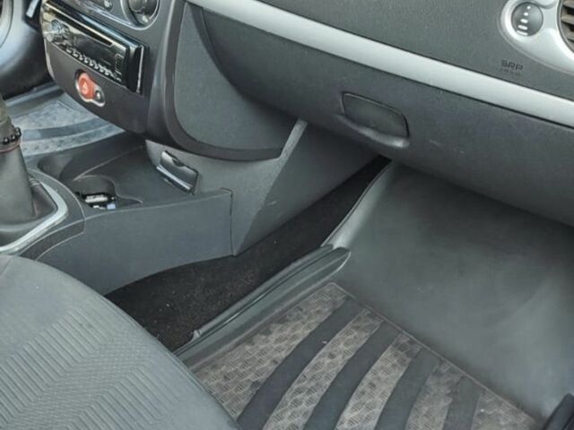 Черный Рено Клио, объемом двигателя 0 л и пробегом 314 тыс. км за 6000 $, фото 2 на Automoto.ua