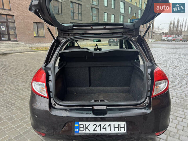 Коричневый Рено Клио, объемом двигателя 1.6 л и пробегом 147 тыс. км за 5300 $, фото 27 на Automoto.ua