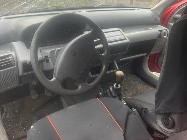 Красный Рено Клио, объемом двигателя 1.1 л и пробегом 280 тыс. км за 480 $, фото 6 на Automoto.ua