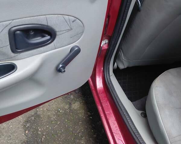 Рено Клио 2002 в Сторожинце на Automoto.ua Красный Рено Клио, объемом двигателя 1.4 л и пробегом 250 тыс. км за 3000 $, фото 6 на Automoto.ua