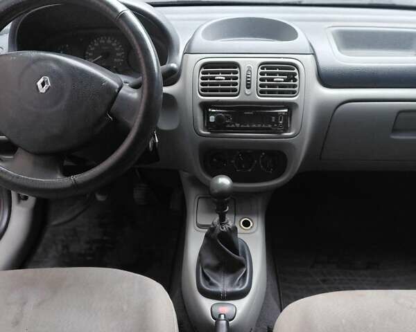 Рено Клио 2002 в Сторожинце на Automoto.ua Красный Рено Клио, объемом двигателя 1.4 л и пробегом 250 тыс. км за 3000 $, фото 2 на Automoto.ua