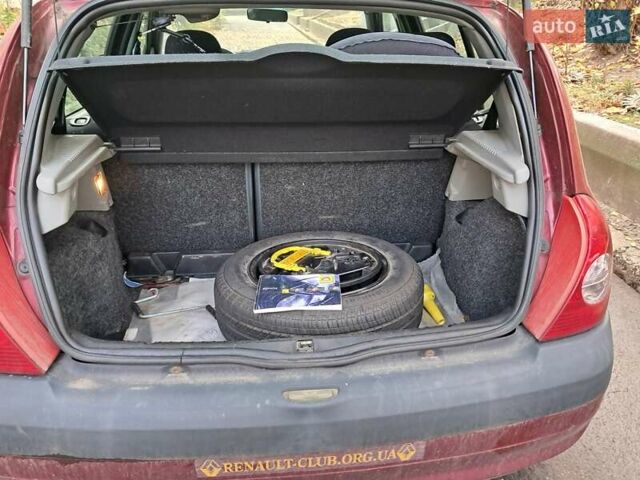 Красный Рено Клио, объемом двигателя 1.39 л и пробегом 997 тыс. км за 3800 $, фото 5 на Automoto.ua