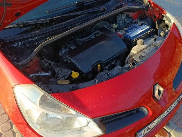 Красный Рено Клио, объемом двигателя 1.1 л и пробегом 235 тыс. км за 3500 $, фото 4 на Automoto.ua