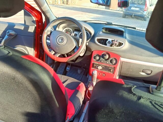 Красный Рено Клио, объемом двигателя 1.1 л и пробегом 235 тыс. км за 3500 $, фото 7 на Automoto.ua