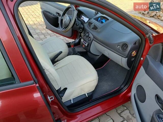 Красный Рено Клио, объемом двигателя 1.15 л и пробегом 190 тыс. км за 3800 $, фото 3 на Automoto.ua