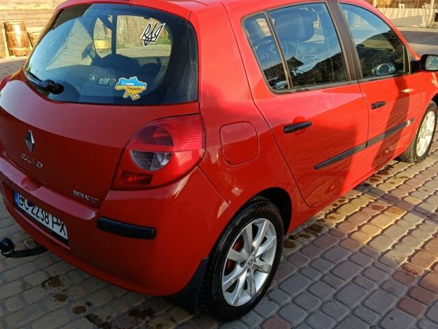 Красный Рено Клио, объемом двигателя 1.1 л и пробегом 235 тыс. км за 3500 $, фото 1 на Automoto.ua