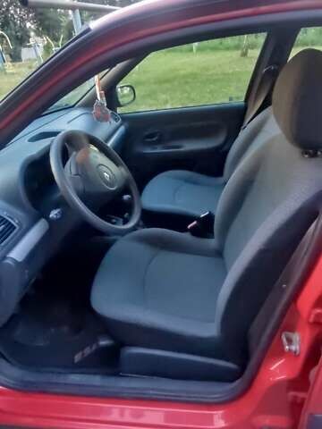 Красный Рено Клио, объемом двигателя 1.1 л и пробегом 140 тыс. км за 4500 $, фото 4 на Automoto.ua