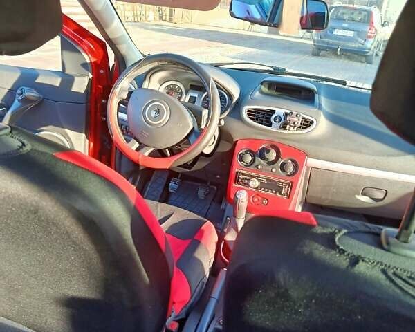 Красный Рено Клио, объемом двигателя 1.1 л и пробегом 235 тыс. км за 4100 $, фото 6 на Automoto.ua