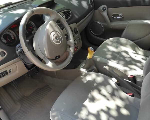 Рено Клио 2006 в Николаеве на Automoto.ua Красный Рено Клио, объемом двигателя 1.6 л и пробегом 151 тыс. км за 4500 $, фото 2 на Automoto.ua