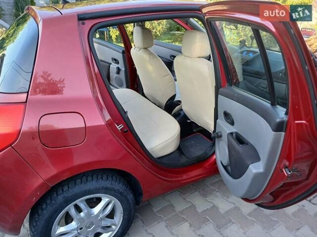 Красный Рено Клио, объемом двигателя 1.15 л и пробегом 190 тыс. км за 3800 $, фото 4 на Automoto.ua