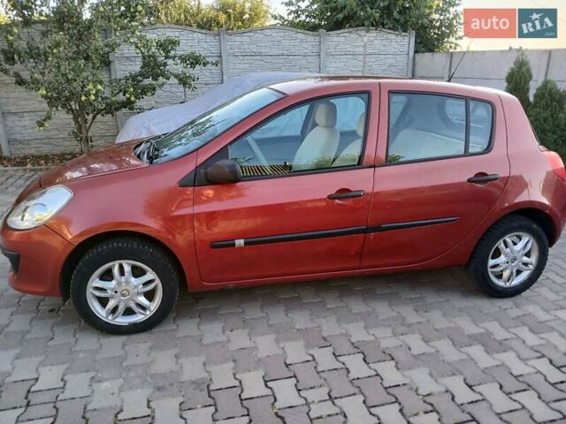 Красный Рено Клио, объемом двигателя 1.15 л и пробегом 190 тыс. км за 3800 $, фото 2 на Automoto.ua