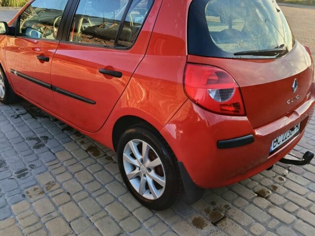 Красный Рено Клио, объемом двигателя 1.1 л и пробегом 235 тыс. км за 3500 $, фото 2 на Automoto.ua