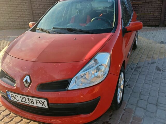 Красный Рено Клио, объемом двигателя 1.1 л и пробегом 235 тыс. км за 3500 $, фото 5 на Automoto.ua