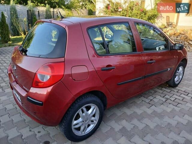 Красный Рено Клио, объемом двигателя 1.15 л и пробегом 190 тыс. км за 3800 $, фото 9 на Automoto.ua