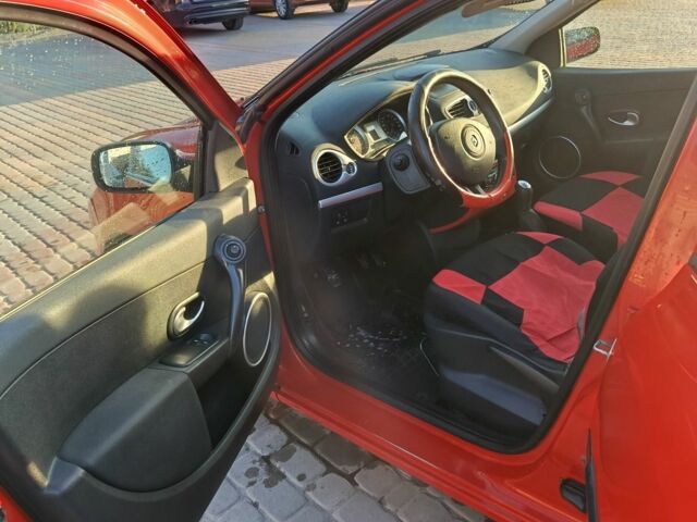 Красный Рено Клио, объемом двигателя 1.1 л и пробегом 235 тыс. км за 3500 $, фото 3 на Automoto.ua