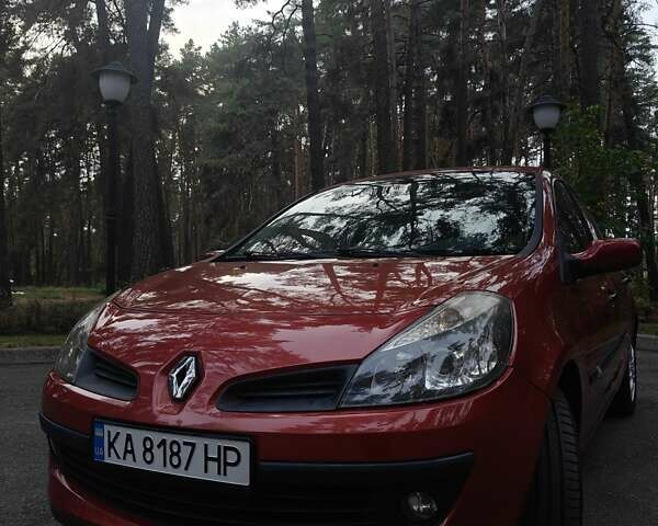 Красный Рено Клио, объемом двигателя 1.39 л и пробегом 150 тыс. км за 5300 $, фото 3 на Automoto.ua