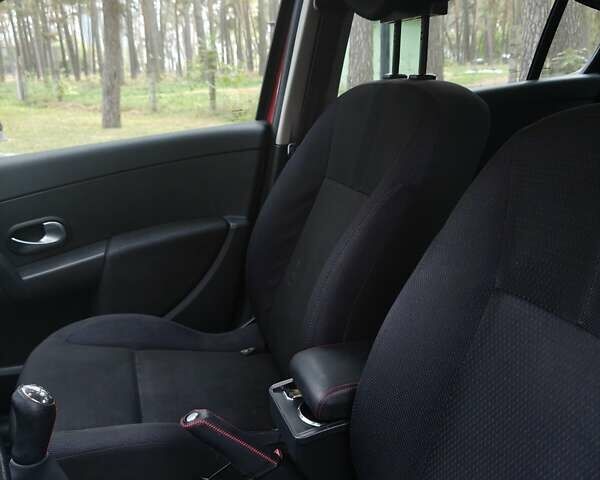 Красный Рено Клио, объемом двигателя 1.39 л и пробегом 150 тыс. км за 5300 $, фото 12 на Automoto.ua